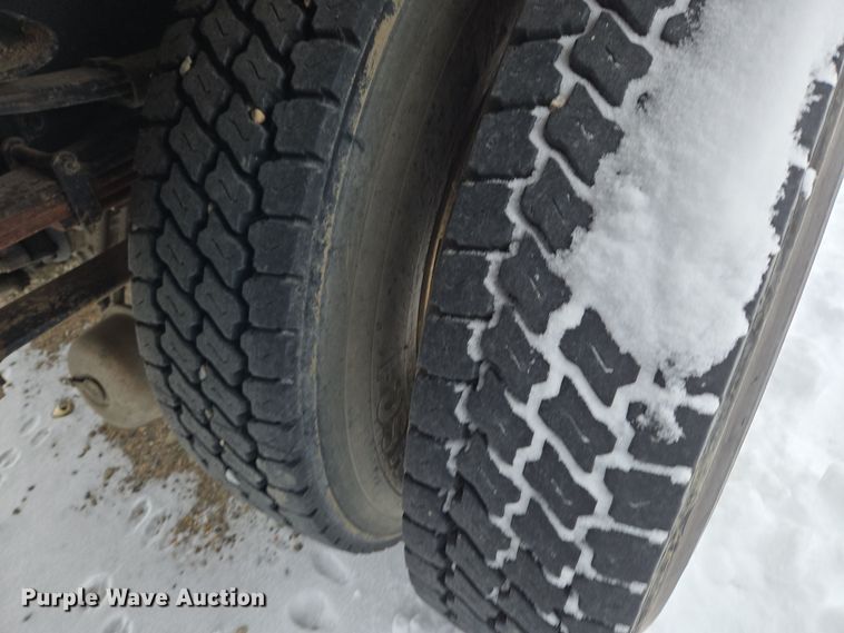 image for item ER5062 1998 Ford F-800 flatbed truck