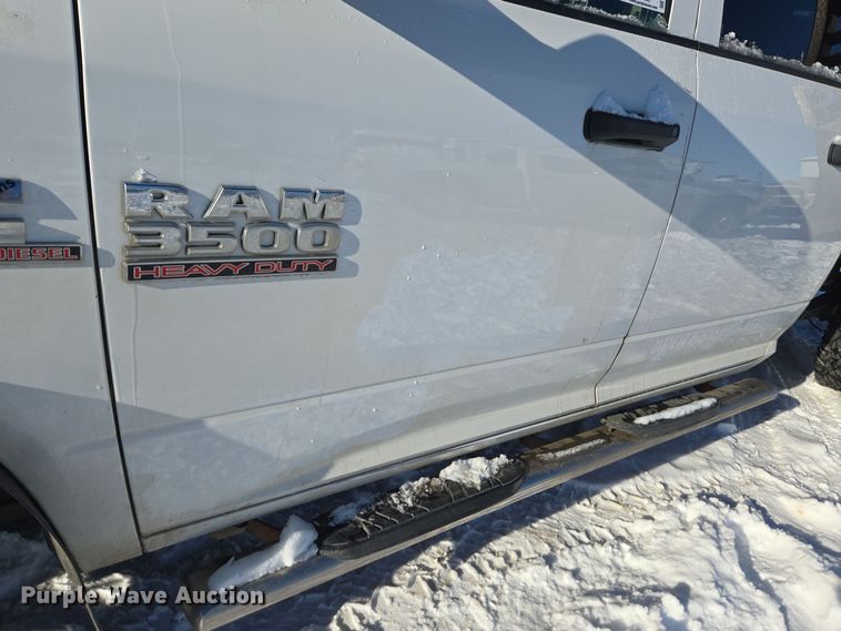 image for item ER5065 2017 Dodge Ram 3500 Crew Cab flatbed pickup truck