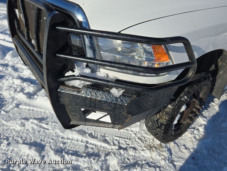 image for item ER5065 2017 Dodge Ram 3500 Crew Cab flatbed pickup truck