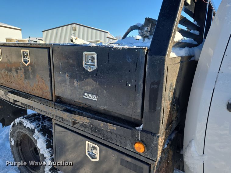 image for item ER5065 2017 Dodge Ram 3500 Crew Cab flatbed pickup truck