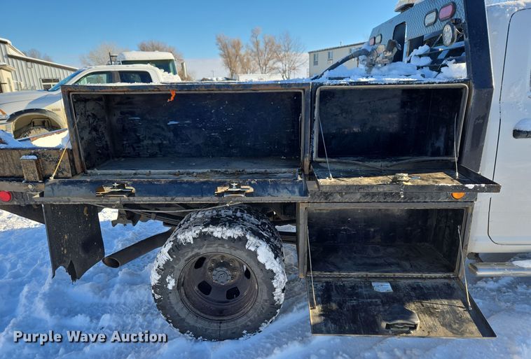 image for item ER5065 2017 Dodge Ram 3500 Crew Cab flatbed pickup truck