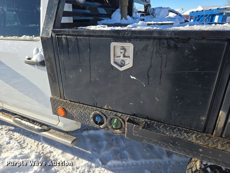 image for item ER5065 2017 Dodge Ram 3500 Crew Cab flatbed pickup truck