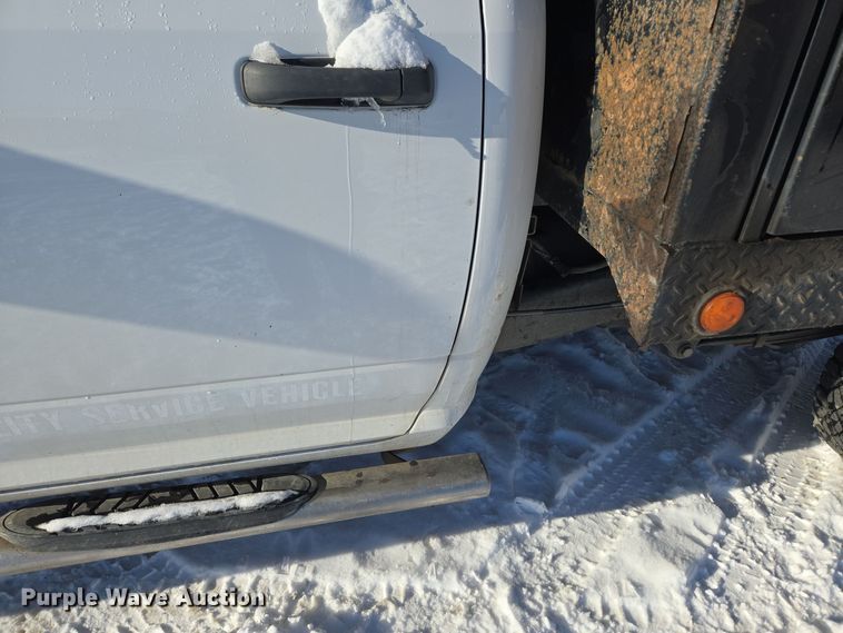 image for item ER5065 2017 Dodge Ram 3500 Crew Cab flatbed pickup truck