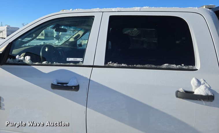 image for item ER5065 2017 Dodge Ram 3500 Crew Cab flatbed pickup truck