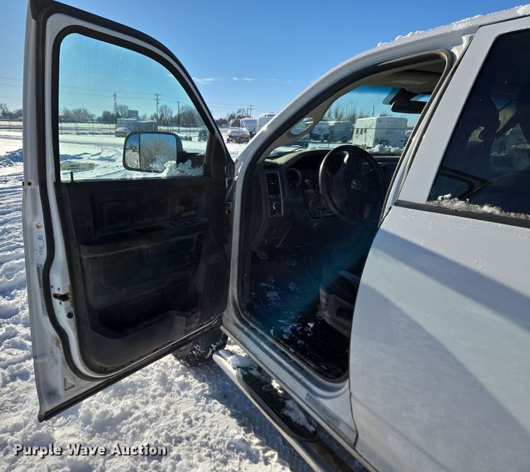 image for item ER5065 2017 Dodge Ram 3500 Crew Cab flatbed pickup truck