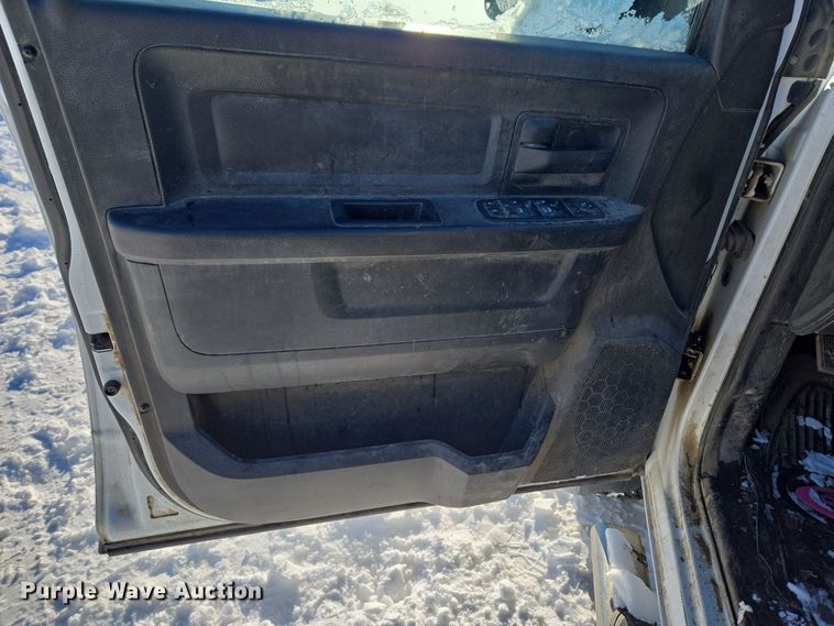 image for item ER5065 2017 Dodge Ram 3500 Crew Cab flatbed pickup truck