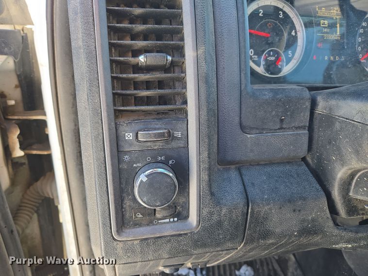 image for item ER5065 2017 Dodge Ram 3500 Crew Cab flatbed pickup truck