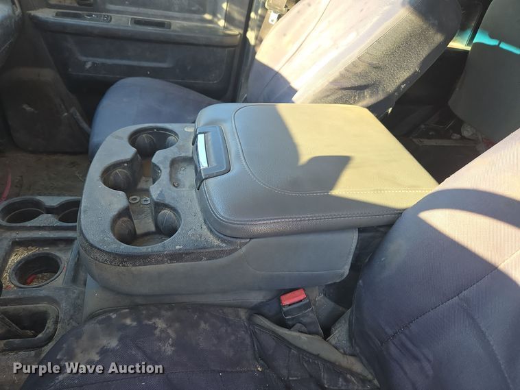 image for item ER5065 2017 Dodge Ram 3500 Crew Cab flatbed pickup truck