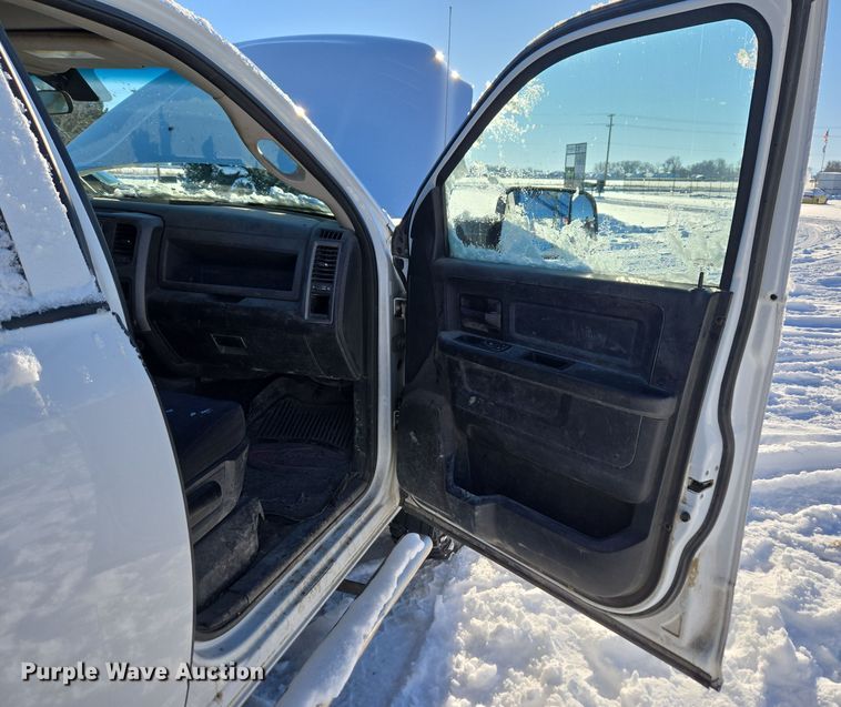 image for item ER5065 2017 Dodge Ram 3500 Crew Cab flatbed pickup truck