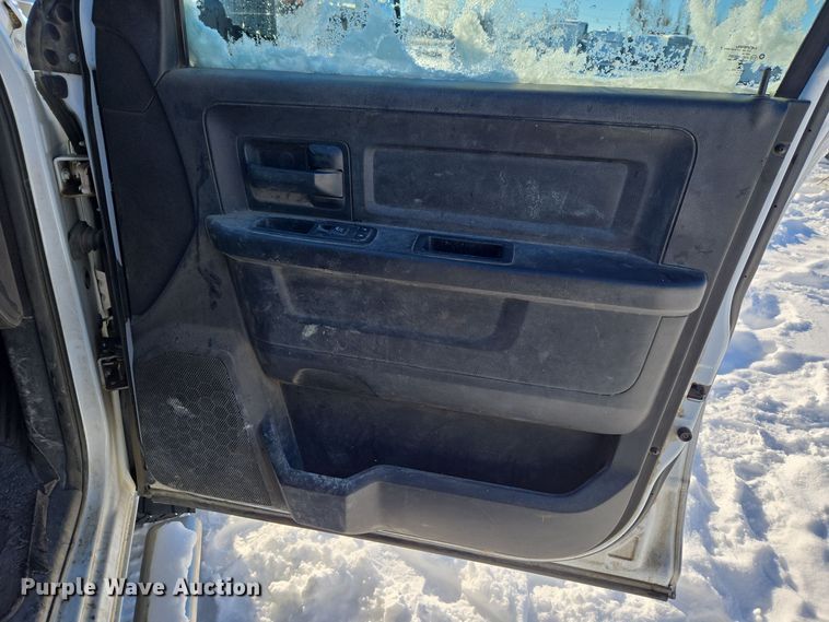 image for item ER5065 2017 Dodge Ram 3500 Crew Cab flatbed pickup truck