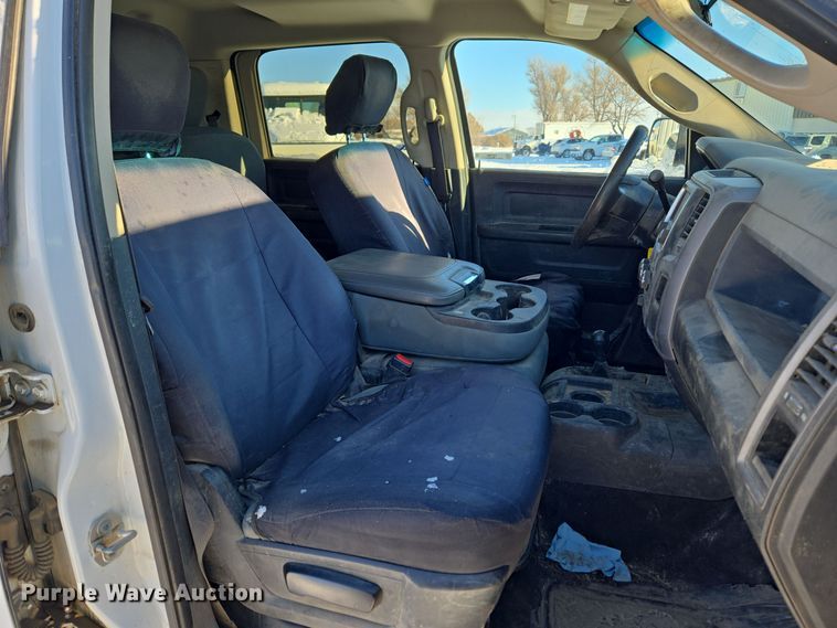 image for item ER5065 2017 Dodge Ram 3500 Crew Cab flatbed pickup truck