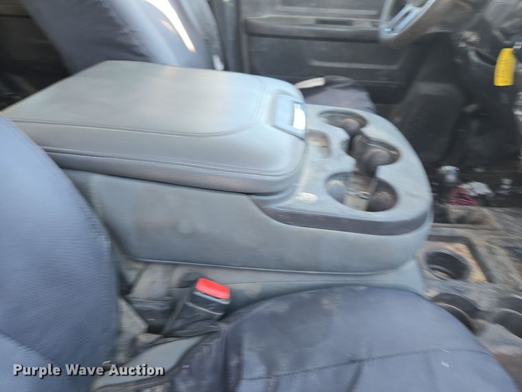 image for item ER5065 2017 Dodge Ram 3500 Crew Cab flatbed pickup truck