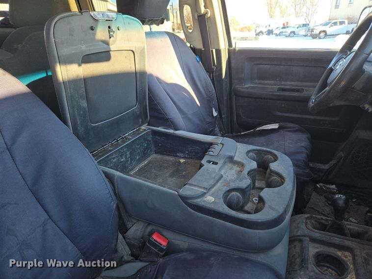 image for item ER5065 2017 Dodge Ram 3500 Crew Cab flatbed pickup truck