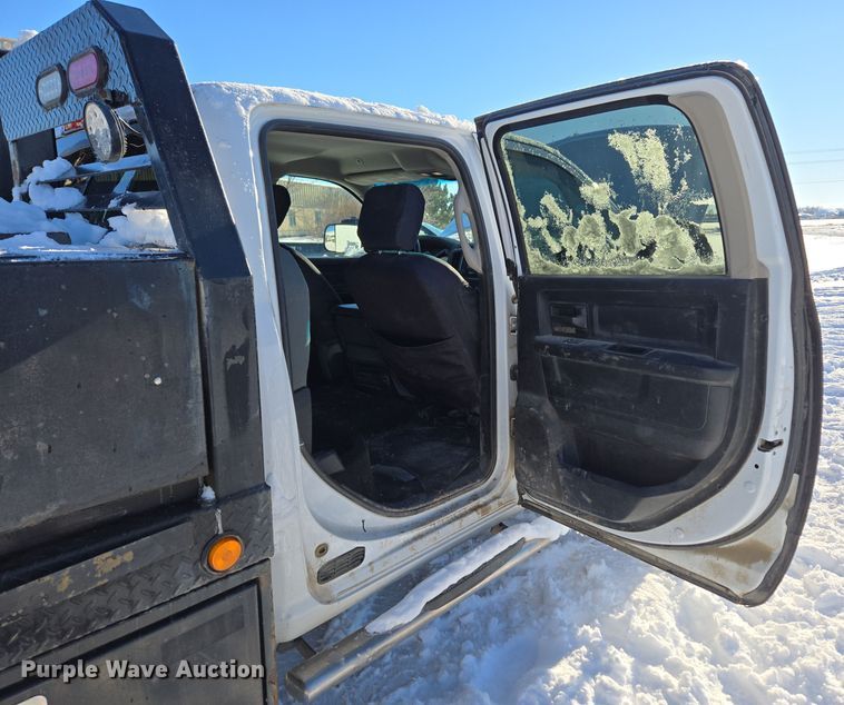 image for item ER5065 2017 Dodge Ram 3500 Crew Cab flatbed pickup truck