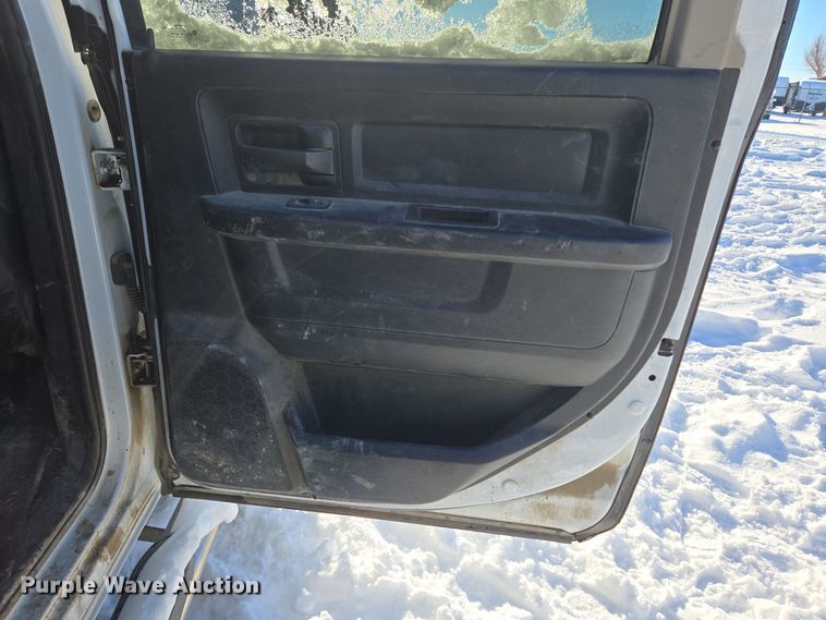 image for item ER5065 2017 Dodge Ram 3500 Crew Cab flatbed pickup truck