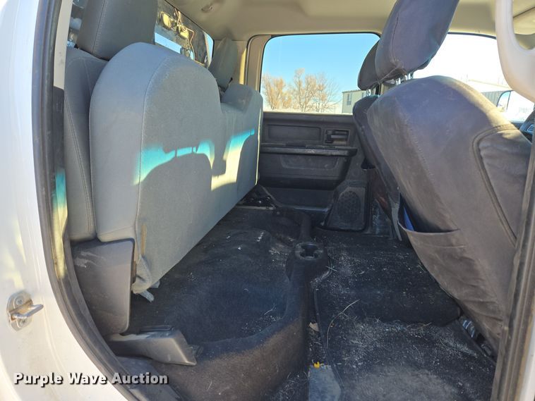 image for item ER5065 2017 Dodge Ram 3500 Crew Cab flatbed pickup truck