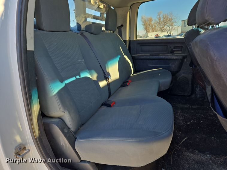 image for item ER5065 2017 Dodge Ram 3500 Crew Cab flatbed pickup truck