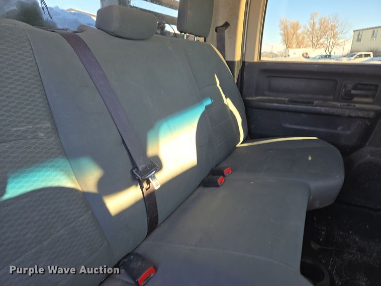 image for item ER5065 2017 Dodge Ram 3500 Crew Cab flatbed pickup truck