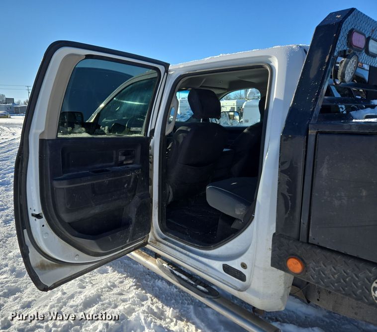 image for item ER5065 2017 Dodge Ram 3500 Crew Cab flatbed pickup truck