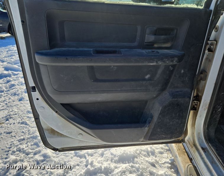 image for item ER5065 2017 Dodge Ram 3500 Crew Cab flatbed pickup truck