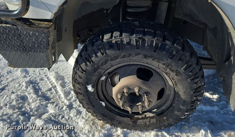 image for item ER5065 2017 Dodge Ram 3500 Crew Cab flatbed pickup truck