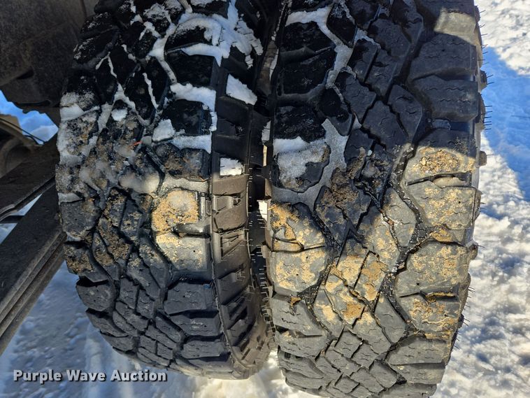 image for item ER5065 2017 Dodge Ram 3500 Crew Cab flatbed pickup truck