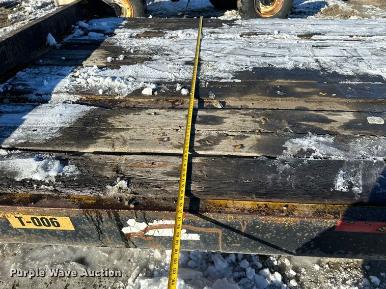 image for item ER5083 2001 Eager Beaver equipment trailer