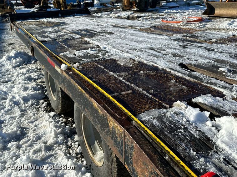 image for item ER5083 2001 Eager Beaver equipment trailer