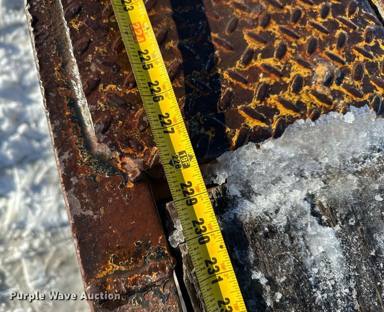 image for item ER5083 2001 Eager Beaver equipment trailer