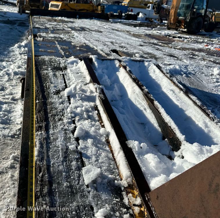 image for item ER5083 2001 Eager Beaver equipment trailer