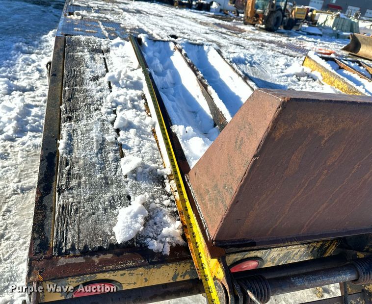 image for item ER5083 2001 Eager Beaver equipment trailer