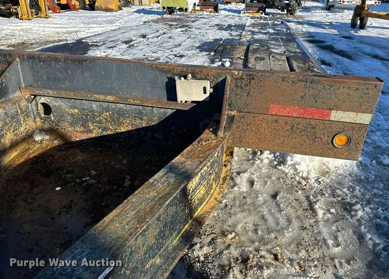 image for item ER5083 2001 Eager Beaver equipment trailer