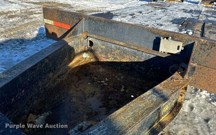 image for item ER5083 2001 Eager Beaver equipment trailer