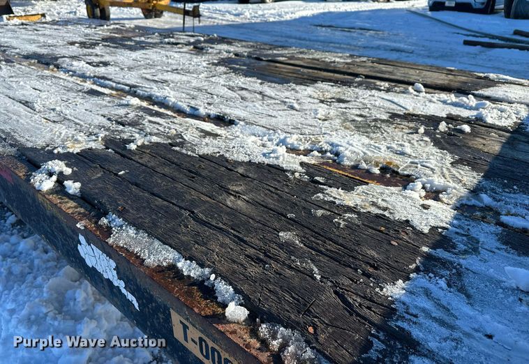 image for item ER5083 2001 Eager Beaver equipment trailer