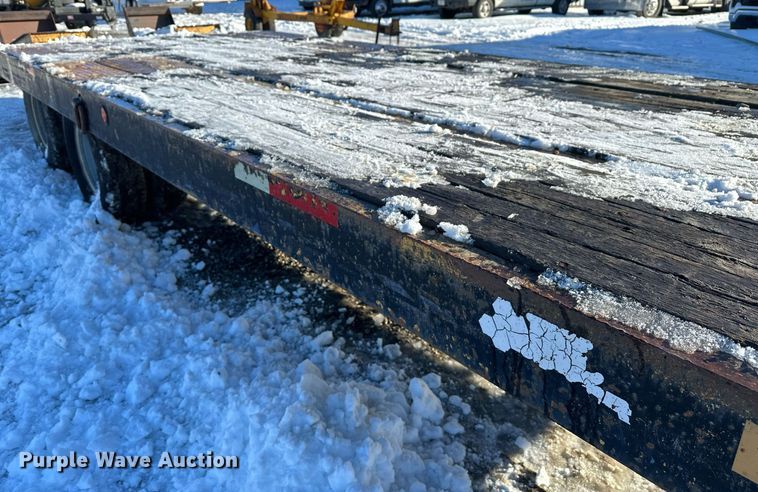 image for item ER5083 2001 Eager Beaver equipment trailer