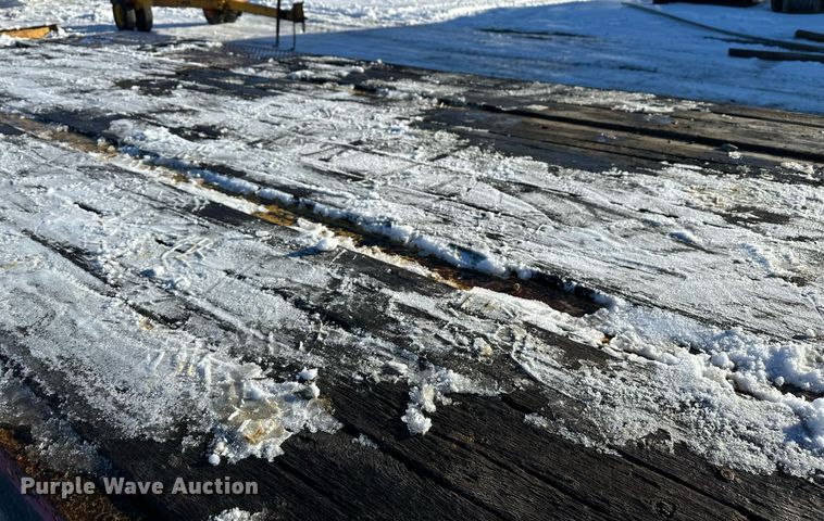 image for item ER5083 2001 Eager Beaver equipment trailer