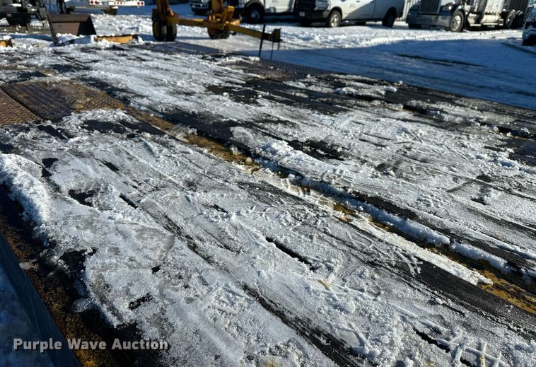 image for item ER5083 2001 Eager Beaver equipment trailer