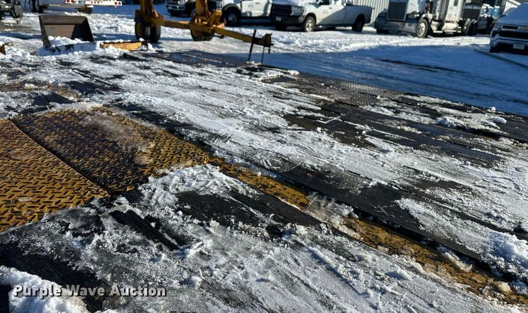 image for item ER5083 2001 Eager Beaver equipment trailer