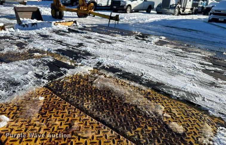 image for item ER5083 2001 Eager Beaver equipment trailer