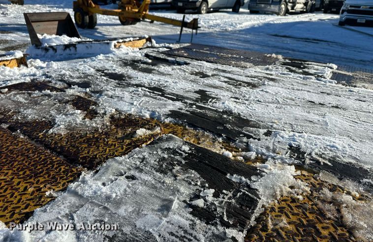 image for item ER5083 2001 Eager Beaver equipment trailer