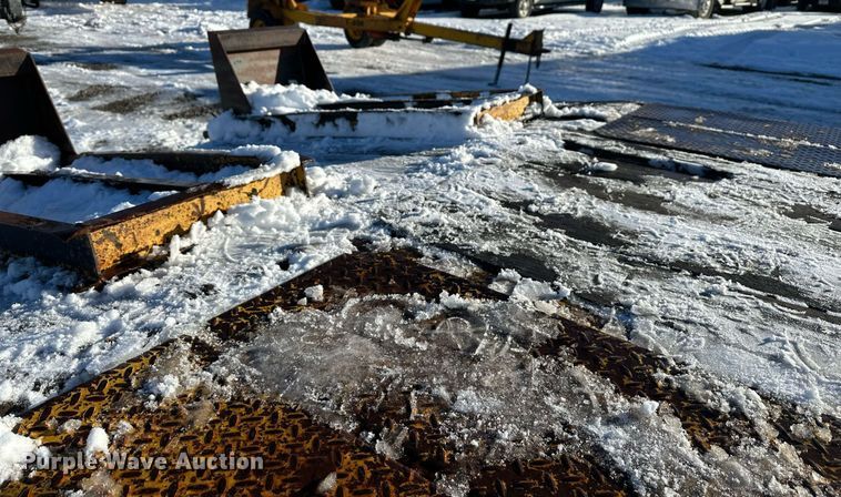 image for item ER5083 2001 Eager Beaver equipment trailer