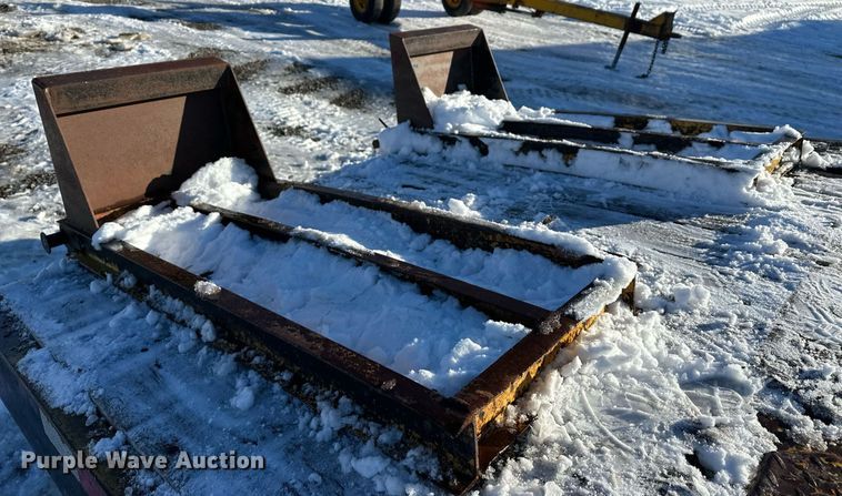 image for item ER5083 2001 Eager Beaver equipment trailer