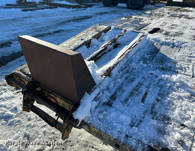 image for item ER5083 2001 Eager Beaver equipment trailer