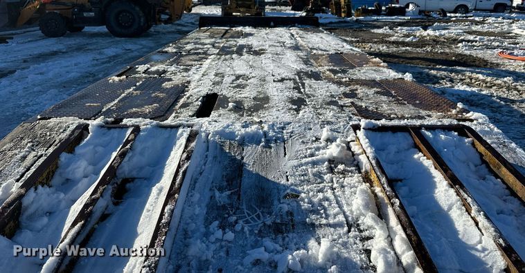 image for item ER5083 2001 Eager Beaver equipment trailer