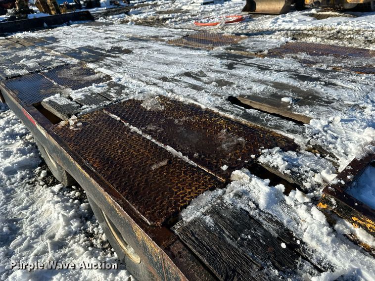 image for item ER5083 2001 Eager Beaver equipment trailer