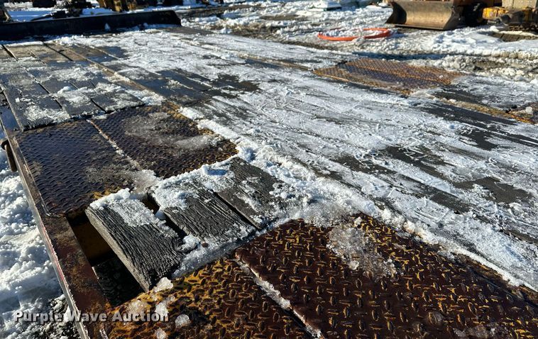 image for item ER5083 2001 Eager Beaver equipment trailer