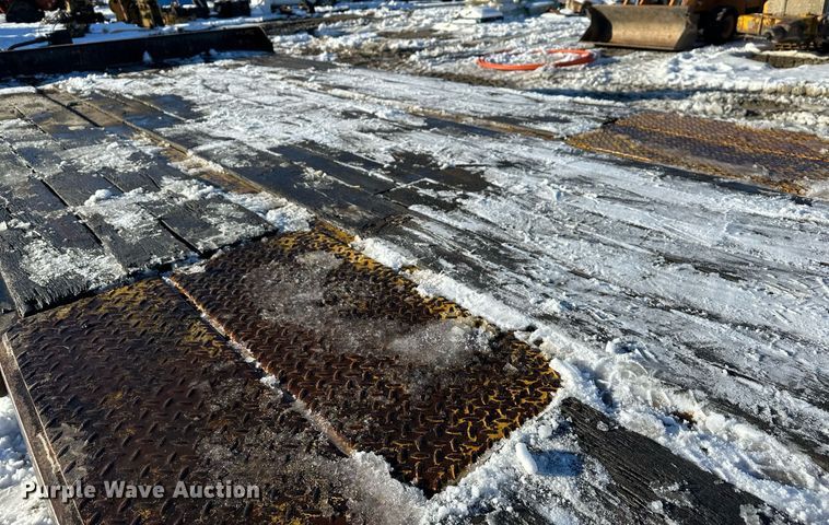 image for item ER5083 2001 Eager Beaver equipment trailer