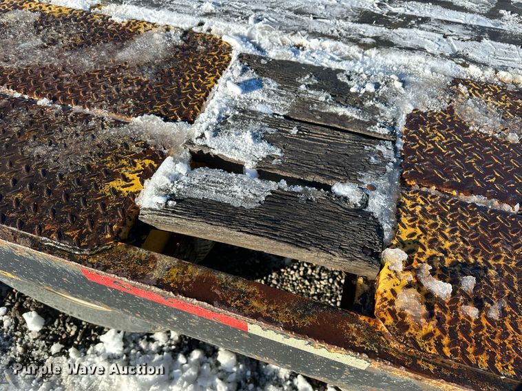 image for item ER5083 2001 Eager Beaver equipment trailer