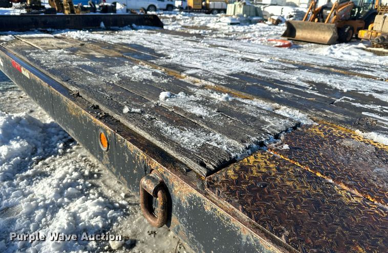 image for item ER5083 2001 Eager Beaver equipment trailer