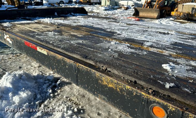 image for item ER5083 2001 Eager Beaver equipment trailer